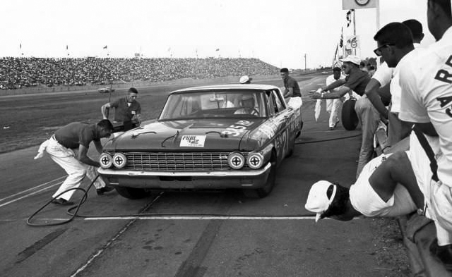 Marvin Panch during a pitstop.