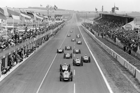 Brabham leads the field away as carnage occurs at the back.