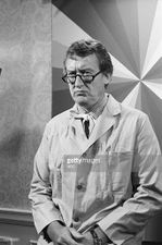 Another photo of Tom Poston on the set of the episode Super Plastic Elastic Goggles.