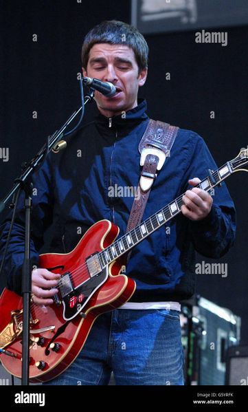 File:Oasis-singer-noel-gallagher-performing-on-stage-at-londons-finsbury-G5YRFK.jpg