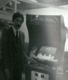 José María Arriba presenting the arcade in the United Kingdom.