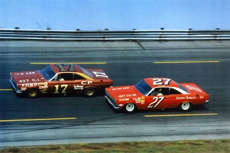David Pearson (17) ahead of A.J. Foyt (27). Both failed to finish after Pearson crashed out and Foyt suffered an engine failure.