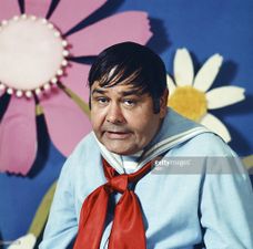 Jonathan Winters on the set of the episode "The Wonderful World of Jonathan Winters".