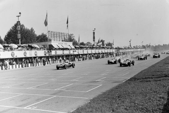 Brabham leading at the start.