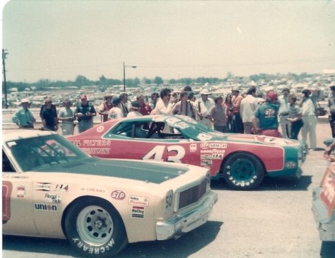 Richard Petty (43) and Rusty Sanders (50) on the starting grid)