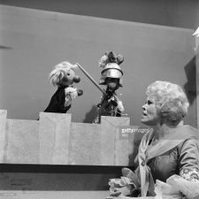 Fran Allison with puppet characters on the set of the episode "The Reluctant Dragon".