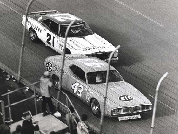 Petty narrowly leads Pearson as the race reaches its end.