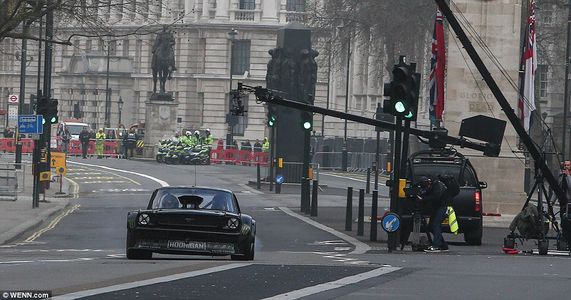 The Hoonicorn approaching the Cenotaph.